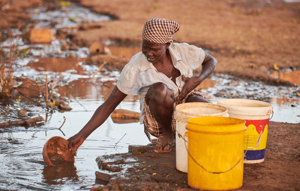 kids drinking dirty water